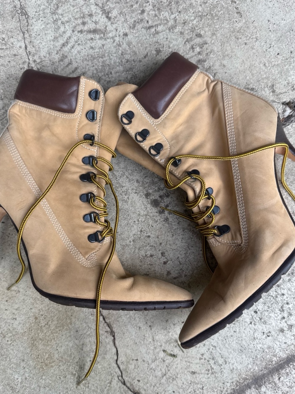 Iconic Manolo Blanik Women's Tan Y2K Lace-Up Ankle Boots